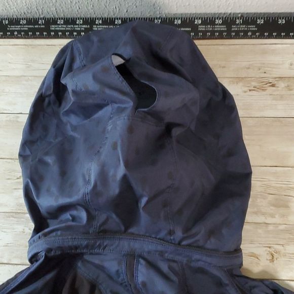 Lululemon Gather and Sprint Jacket Blue Black Polka Dot Size 6 - Picture 10 of 10